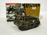 des véhicules militaires miniatures sont exposés devant un livre