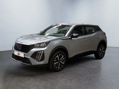 un SUV argenté garé dans une pièce aux murs blancs