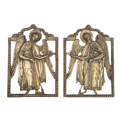 une paire d'anges en laiton ancien sur fond blanc