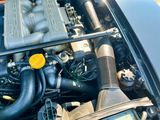 un gros plan du moteur d'une voiture, le capot ouvert
