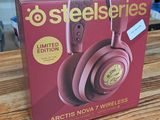 un gros plan sur une boîte de casques audio posée sur une table en bois