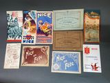 Plusieurs types de cartes publicitaires sont exposés sur une table