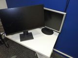 un bureau d'ordinateur sur lequel sont posés deux écrans