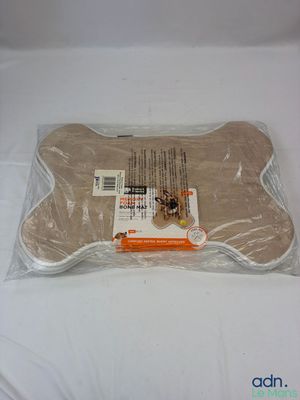un jouet pour chien en forme d'os, emballé dans du plastique