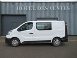 La camionnette blanche est garée devant l'Hôtel des Ventes.