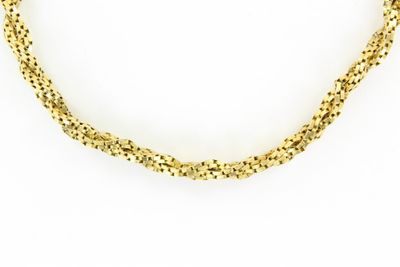 gros plan d'un collier en or sur fond blanc