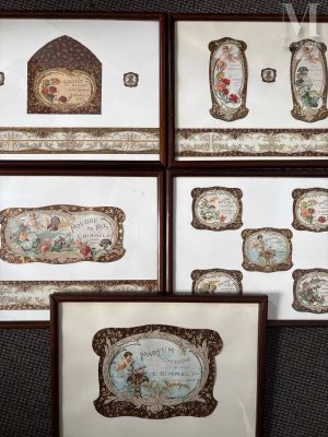 quatre photos encadrées représentant une femme dans une maison