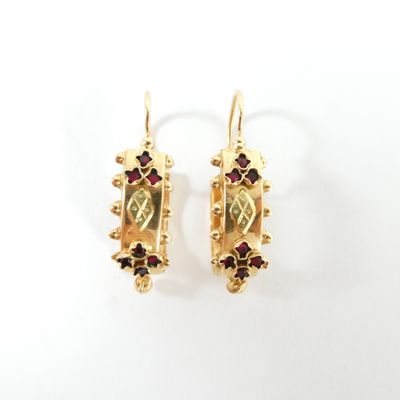 une paire de boucles d'oreilles en or ornées de grenats