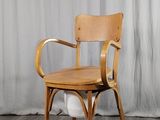 une chaise en bois avec une assise en bois et un bol blanc