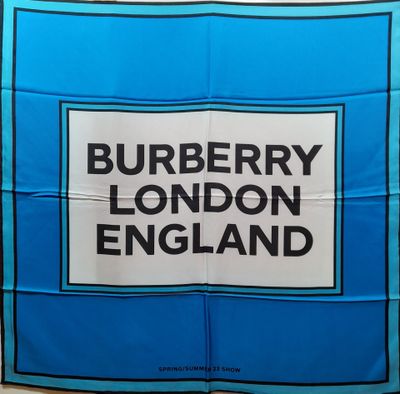 BURBERRY LONDON, ENGLAND. Carré en twill de soie à décor du …