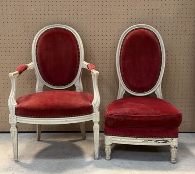 Fauteuil cadriolet à dossier médailée laqué,