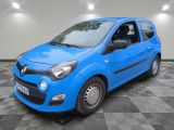 la photo d'une voiture bleue garée dans un garage