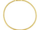 un collier en or jaune orné de perles carrées sur fond blanc