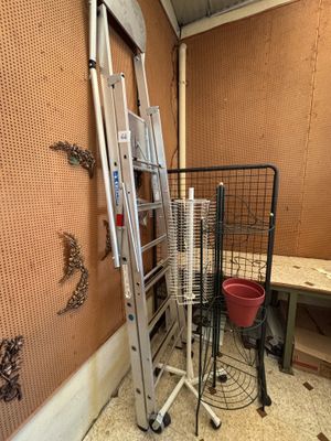 une échelle adossée au mur d'une pièce