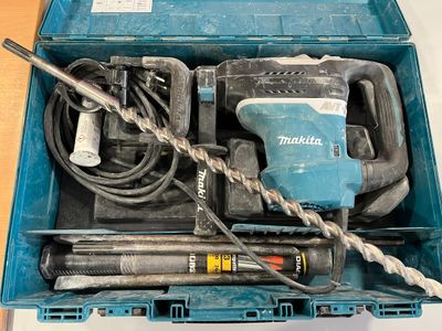 une boîte bleue contenant des outils sur une table