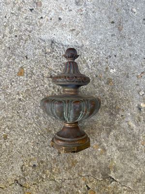 un petit objet métallique posé sur une surface en béton