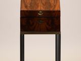 un petit bureau en bois surmonté d'un tiroir