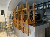 un bar avec plusieurs chaises en bois à l'intérieur