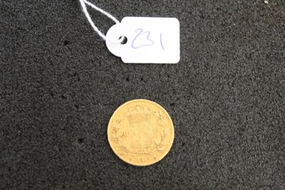 une pièce d'or et une étiquette blanche sur un fond noir