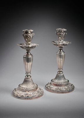 une paire de bougeoirs en argent, ornés chacun de fleurs