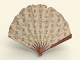 a fan that is sitting on top of a table