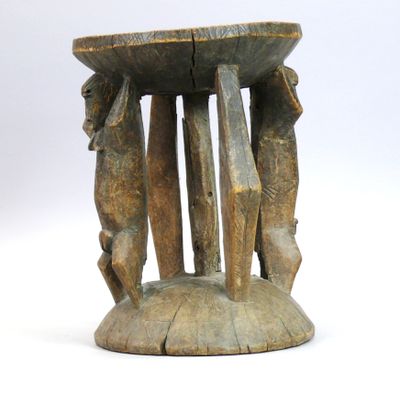 Tabouret en bois dur et lourd à patine brune d’usage, l’assi…