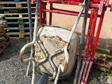 une brouette à laquelle est fixée une autre brouette