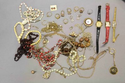 de nombreux types de bijoux sur la table