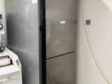 un réfrigérateur et une machine à laver dans une pièce