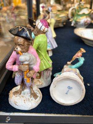 de nombreuses figurines exposées dans une vitrine