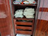 une armoire contenant de nombreuses serviettes pliées
