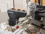 a machine that is sitting on a table in a room