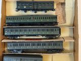 quatre wagons dans une boîte posée sur une table