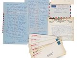 Plusieurs vieilles lettres et enveloppes sont empilées les unes sur les autres