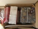 une boîte en carton remplie de nombreux types de cahiers différents