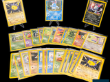 beaucoup de cartes Pokémon posées sur une table