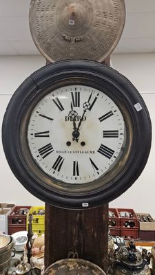 une horloge posée sur une table