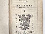 un livre ouvert avec l'image d'un oiseau dessus