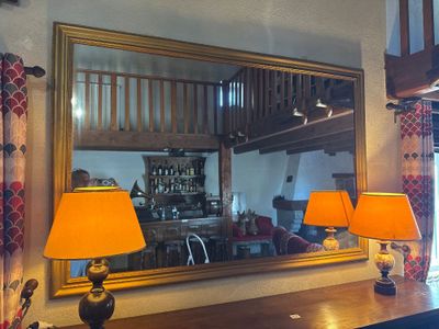 deux lampes posées sur une table devant un miroir
