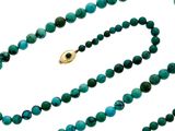 un gros plan d'un collier orné de perles de turquoise sur fond blanc