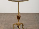 une photo d'une petite table avec un plateau en marbre posée sur un parquet