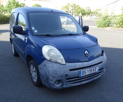 une petite voiture bleue garée dans un parking