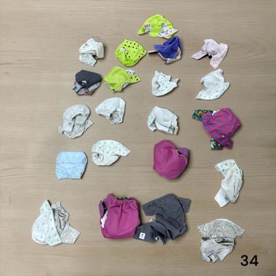 de nombreux types différents de couches lavables étalées sur le sol