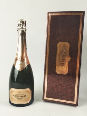 une image représentant une bouteille de champagne à côté d'une caisse en bois