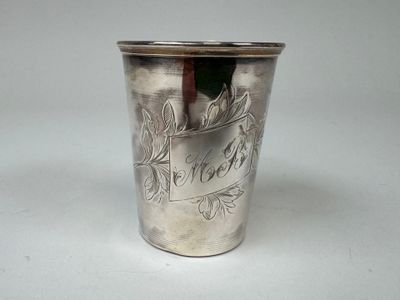 une coupe en argent posée sur une table