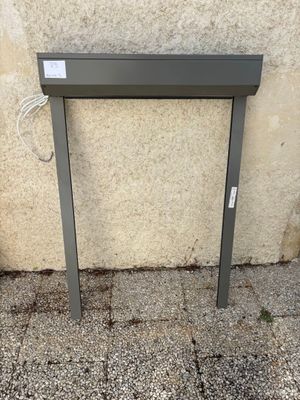 un cadre en métal noir sur lequel est apposée une étiquette blanche