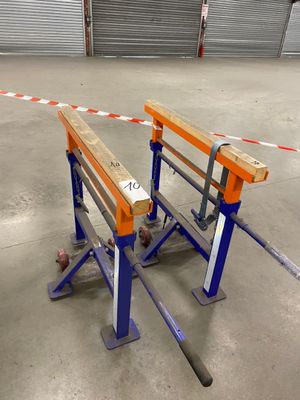 une image représentant un banc en bois et en métal
