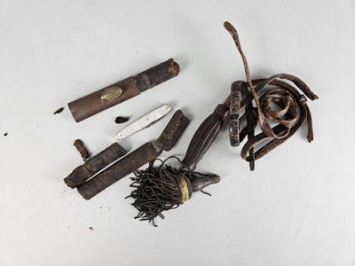 un tas d'objets posés sur une table