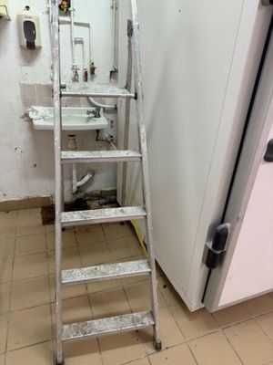 une échelle appuyée contre un mur dans une salle de bains