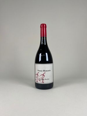 une bouteille de vin posée sur une table